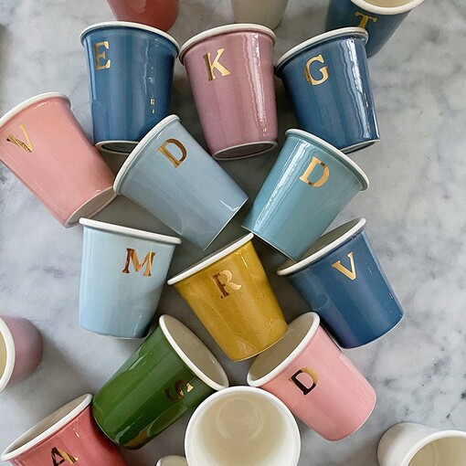 Стакан с буквой «PERSONALIZED PAPER CUP»